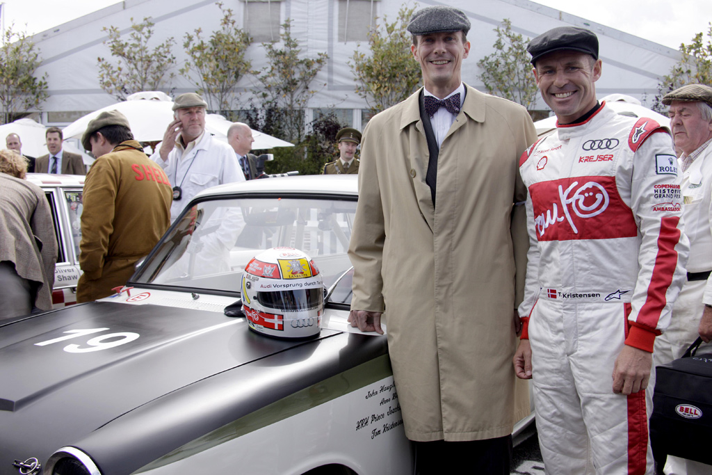Tom K og HKH Prins Joachim foran den 175-hestes Lotus Cortina, som de delte i St. Mary's Trophy-løbet.
(Foto: TomKristensen.com)
